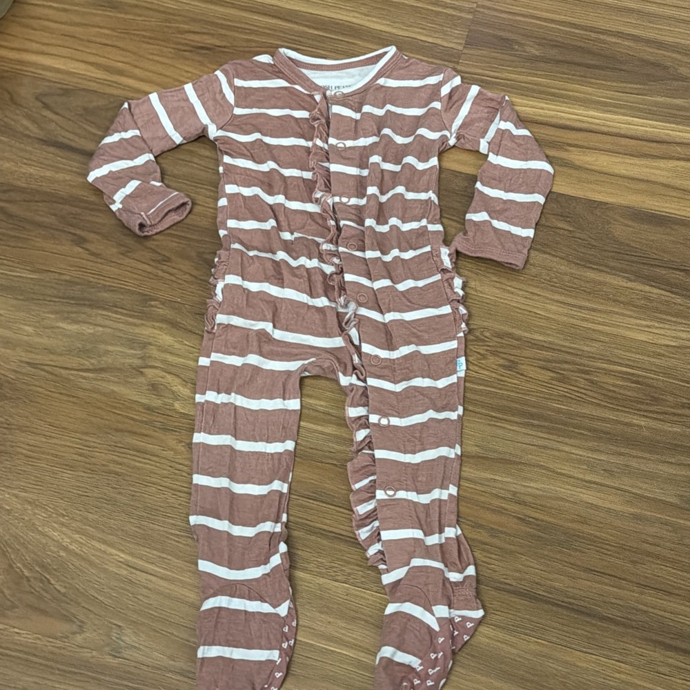 Posh Peanut Baby Girls 6-9 Months Ruffle Bum Footed Sleeper Pajamas EUC